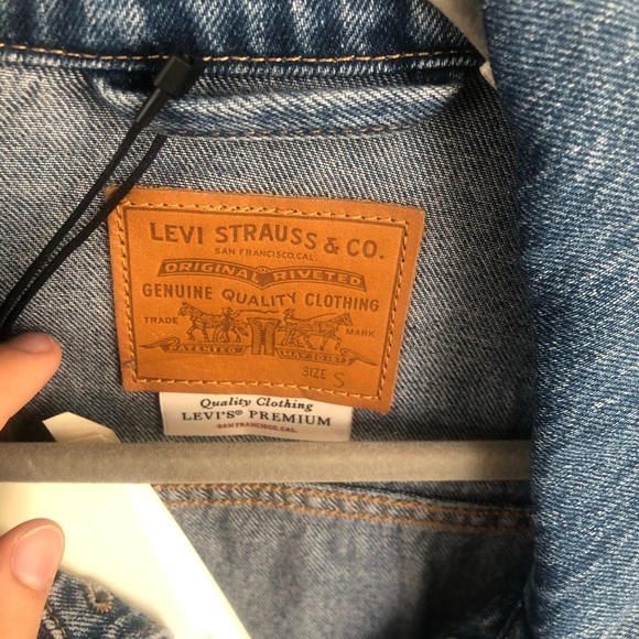 Levi’s Belted Trucker Jean Jacket - Picture 8 of 13